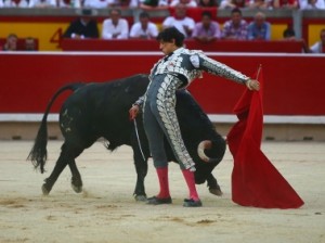 FOTOS: EMILIO MÉNDEZ - CULTORO Tras la brutal cogida, felizmente sin cornada, un impávido Roca Rey impresionó pasándose al enrazado toro de Jandilla por la espalda.