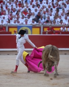 FOTOS: EMILIO MÉNDEZ - CULTORO Roca Rey en Pamplona, el miércoles, llevando al toro de Núñez del Cuvillo al caballo por rogerinas.