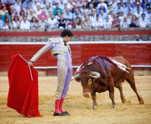 FOTO: ARJONA . PLAZA DE HUELVA Andrés Roca Rey, en Huelva, el sábado 4: no se dejó ganar la pelea y logró que los onubenses olvidaran el indulto de Perera.