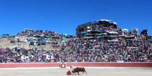FOTOS: JUAN MEDRANO CHÁVARRY Multitudinaria asistencia a los toros en Coracora, Ayacucho; no hay espectáculo en el Perú que convoque al público de esa forma. 