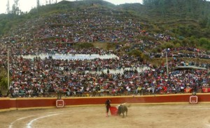 FOTO: PABLO JAVIER GÓMEZ DEBARBIERI La tauromaquia en el Perú es parte de la cultura de cientos de pueblos, como en Chalhuanca, Apurímac, donde nadie se pierde las corridas.
