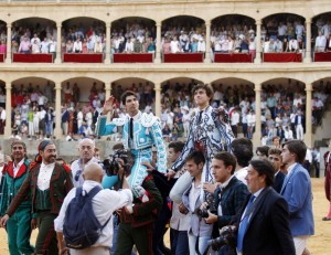 FOTO: ARJONA - CULTORO Roca Rey, tras una exitosa semana con mucha actividad taurina, conquistó al variopinto público de la goyesca de Ronda y salió en hombros.