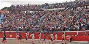 FOTO: JUAN MEDRANO CHÁVARRY El enorme coso taurino en Huari, Áncash, copado hasta la bandera.