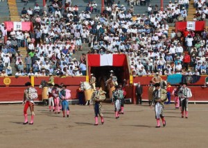 FOTOS: LINO CHIPANA Acho, 25 de noviembre de 2018; hacen el paseíllo Morante de la Puebla (der), José María Manzanares (izq) y Joaquín Galdós