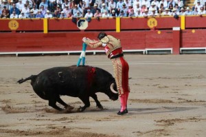 Padilla banderilleando al quinto.