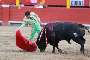 Derechazo de Juan Carlos Cubas; cortó dos orejas pero sus faenas pudieron haber coronado un triunfo memorable.