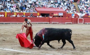 José María Manzanares en un derechazo al quinto toro.