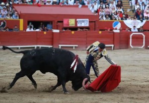 Galdós lució su gran clase para torear al natural, obligando a meter la cara al alto y voluminoso sexto toro del Puerto de San Lorenzo.