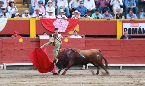 Derechazo de Román al tercero.