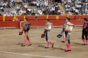 FOTOS: HUMBERTO FLORES Hicieron el paseíllo un novillero español, David Bolsico; un hispanoperuano, Álvaro Passalacqua; y un mexicano, Arturo Gilio.