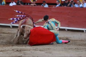 Toreros doblones con los que Álvaro Lorenzo inició su faena al segundo; si la hubiera coronado con una estocada habría triunfado en grande.