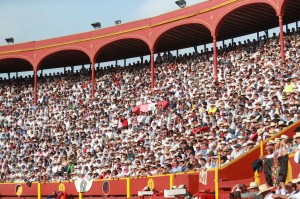 Los tendidos de Acho, llenos a reventar. 