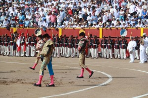 FOTOS: LINO CHIPANA Paseíllo de Ponce, El Juli y Roca Rey con la Plaza de Acho llena.