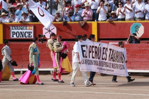 Los toreros y representantes de diversos sectores taurinos dieron la vuelta al ruedo en defensa de la tauromaquia.