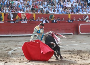 Derechazo de Ponce, con media muleta.