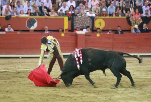 Derechazo de mano baja, de Roca Rey.