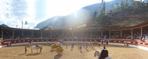 FOTO: PABLO JAVIER GÓMEZ DEBARBIERI Plaza de toros de Palca, Tarma, una de las más bellas del Perú; al coparse los tendidos, el público sube al cerro para ver la corrida.