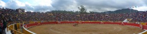 FOTO: PABLO JAVIER GÓMEZ DEBARBIERI La plaza de toros de Cutervo se llena todas las tardes, con más de 10.000 personas (abuelos, padres y nietos) que van en familia a los toros.