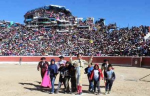 FOTO: JUAN MEDRANO CHÁVARRY Multitudinaria concurrencia a los toros en Coracora, Ayacucho; no hay espectáculo en el Perú que convoque al público de esa forma. 