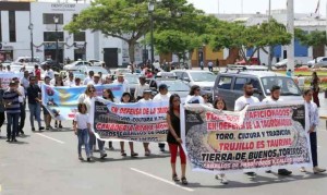 FOTO: TRUJILLOTOROS.COM Plaza de Armas de Trujillo: una de las 14 marchas celebradas ayer.