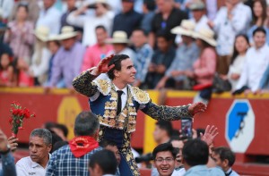 FOTO: LINO CHIPANA Galdós, en hombros, tras su faena de escapulario al sexto toro de la cuarta corrida.