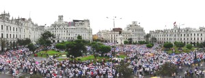 FOTO: PABLO JAVIER GÓMEZ DEBARBIERI Una masa compacta de más de 45.000 manifestantes se aglomeró, ocupando 13.000 m² de la Plaza San Martín, antes del inicio de la marcha en defensa de la tauromaquia y peleas de gallos, el pasado miércoles 9.