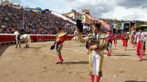 FOTO: JUAN MEDRANO CHAVARRÍA - PERUTOROS En Macusani, Puno (a 4.315 m.sn.m.) más de 20.000 espectadores observan el paseíllo de la corrida de la Feria de la Inmaculada.