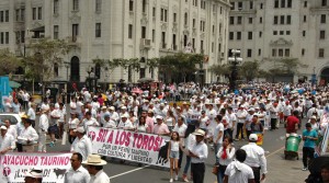 FOTO: VLADIMIR TERÁN / RAFAEL MORÁN Aficionados taurinos de todo el Perú se manifestaron en Lima.