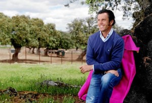 FOTO: CAPTURA DE PANTALLA Joselito, torero exitoso. hoy retirado, pero aun Director de la Escuela Taurina de Madrid,  en su ganadería: otra prueba del yerro de la ONU.