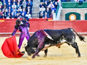 Derechazo de Roca Rey al quinto de la tarde.