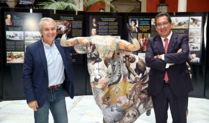 FOTO: OBSERVATORIO DE LAS CULTURAS TAURINAS André Viard (izq) inaugurando una exposición del observatorio taurino.