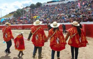 FOTO:  En Macusani, Puno, el público ovaciona a los alferados, quienes financian las corridas y tras dar la vuelta al ruedo, ofrecen pagos a la tierra y sus Apus.