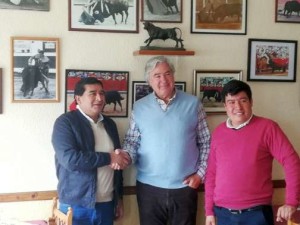 FOTOS: MIGUEL PARDO - PERUTOROS Los organizadores de la feria de Cutervo con el ganadero de Montalvo. 