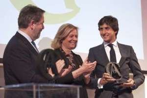 FOTO: CAPTURA DE PANTALLA La presidenta y el director de ABC entregando el premio a Andrés Roca Rey.