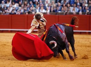 Los dos toros de El Juli se apagaron a mitad de la faena de muleta.