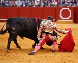 El Juli se llevó al cuarto a los medios con toreros doblones.