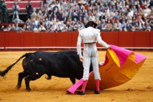 Una larga interminable de Roca Rey fue de lo poco que le pudo hacer al basto tercero.