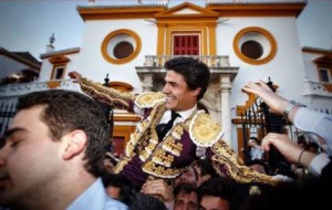 FOTO: EMPRESA PAGÉS Pablo Aguado, en hombros, por la Puerta del Príncipe