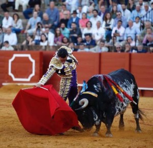 Buen derechazo de Joaquín Galdós.