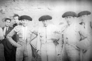 FOTO: BALDOMERO - FOTOTECA ESPAÑOLA Domingo Ortega (izq), Mariano García y Marcial Lalanda (der) en el patio de cuadrilla de la plaza de Toledo, en 1939