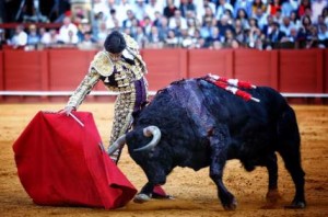 FOTO: EMPRESA PAGÉS Pablo Aguado, joven torero que solo había toreado siete corridas en su vida, conquistó Sevilla y salió en hombros por la Puerta del Príncipe.