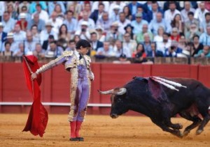 FOTO: EMPRESA PAGÉS Roca Rey puso todo de su parte y se jugó la vida en Sevilla.