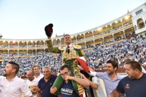 FOTO: LUIS SÁNCHEZ OLMEDO - CULTORO Antonio Ferrera, el sábado: la felicidad de salir en hombros.