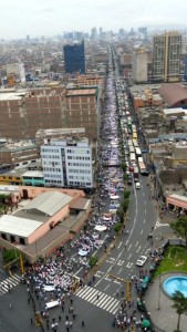 FOTO: UNIÓN DE GALLEROS La marcha había llegado al Parque Universitario pero la parte posterior estaba aún entre la Plaza Grau y la Av. Abancay