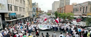 FOTO: ROGER SÁNCHEZ Se detuvieron para una marinera; la marcha, compacta, copó por completo la Av. Abancay desde el Parque Universitario hasta la Av. Grau, donde los manifestantes aun ocupaban varias cuadras, casi hasta la Plaza Grau.