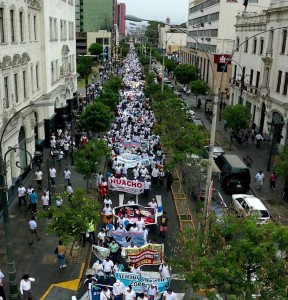 FOTO: ROGER SÁNCHEZ Ya los manifestantes habían llegado, tras recorrer La Colmena, a la Av. Wilson, pero todavía había mucha gente en la Plaza San Martín que no había empezado a marchar.