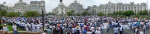 FOTO: PABLO JAVIER GÓMEZ DEBARBIERI Los taurinos y galleros se concentraron en la Plaza San Martín, antes y después de la manifestación.