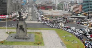 FOTO: MARTÍN CAMPOS La larga marcha recorrió y cubrió extensos tramos, como el que se aprecia, desde el paseo Colón hasta la Av. Abancay y de allí hasta la Av. Nicolás de Piérola, 