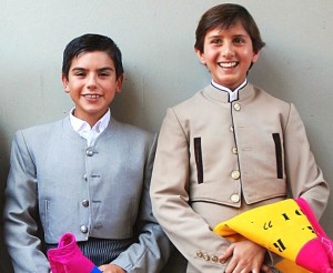 FOTO: ARCHIVO DEL TORERO Andrés Roca Rey y Jesús Enrique Colombo: ayer, niños toreros; hoy, personas de bien.