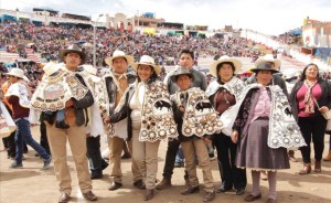 FOTO: Juan Medrano Chavarry Cultura popular: en Lampa, Puno, a 4.200 m.s.n.m., los alferados que financian la corrida dan la vuelta al ruedo y se les ovaciona con admiración. La actividad taurina genera un enorme movimiento económico en el Perú profundo.
